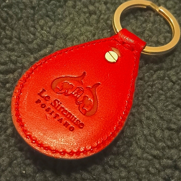 The Key Ring Red - Picture 5 of 5